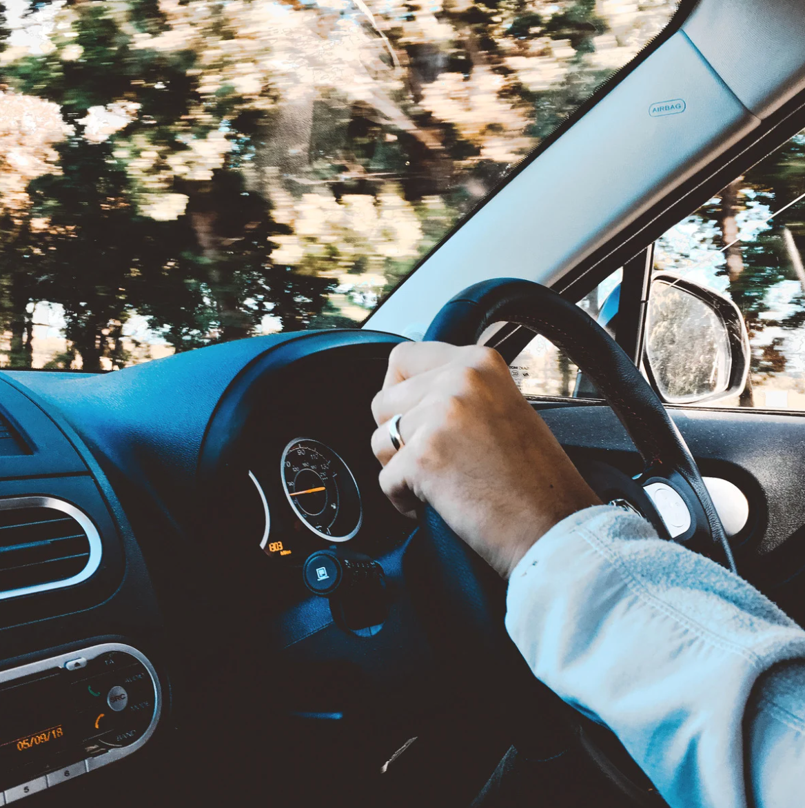 Pourquoi ma voiture tire à droite ou à gauche ?
