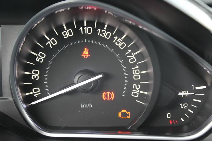 voyant moteur orange peugeot 208